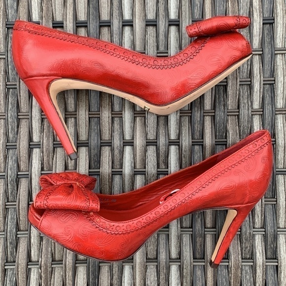 COLE Haan Nike Air Red Paisley Embossed Peep Toe Pumps with Bow - Picture 11 of 16